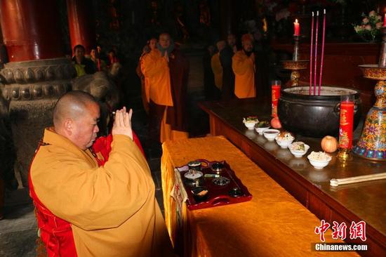 圖為上午8時30分,少林寺大雄寶殿,方丈釋永信大和尚帶領僧眾做了一場小規模的供奉法會,為信眾祈福。