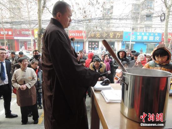 少林藥局門外,數百信徒和游客排長隊,等待品嘗“少林五行臘八粥”。