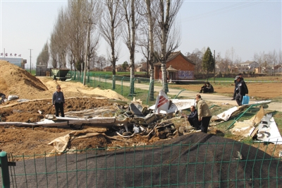 陜西千陽(yáng)縣田間墜落小型飛機(jī) 機(jī)上兩人死亡(圖) 陜西千陽(yáng)縣田間墜落小型飛機(jī) 機(jī)上兩人死亡(圖)