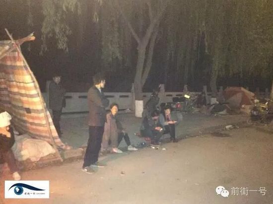 4月9日深夜,楊玉忠的家屬仍守在楊玉忠冰棺的馬路對面