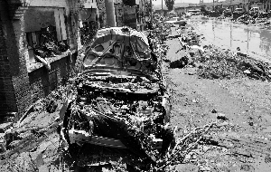 記者從河北省井陘縣政府了解到,截至7月23日11時,暴雨洪澇災害已造成26人死亡。目前累計轉移群眾38750人,災情核實與搶險救援工作仍在進行中。圖為井陘縣小作鎮小作村路旁被洪水毀壞的一輛汽車。新華社發