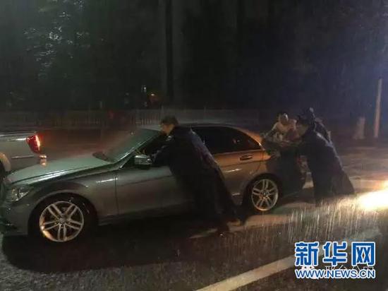 邢臺夫妻同心抗洪災 顧不上家中還未斷奶孩子 邢臺夫妻同心抗洪災 顧不上家中還未斷奶孩子