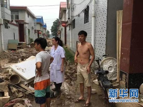 邢臺夫妻同心抗洪災 顧不上家中還未斷奶孩子 邢臺夫妻同心抗洪災 顧不上家中還未斷奶孩子