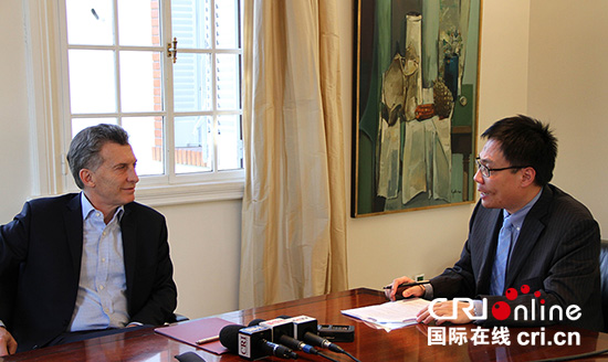 �DƬĬ�J���}