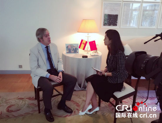 �DƬĬ�J���}