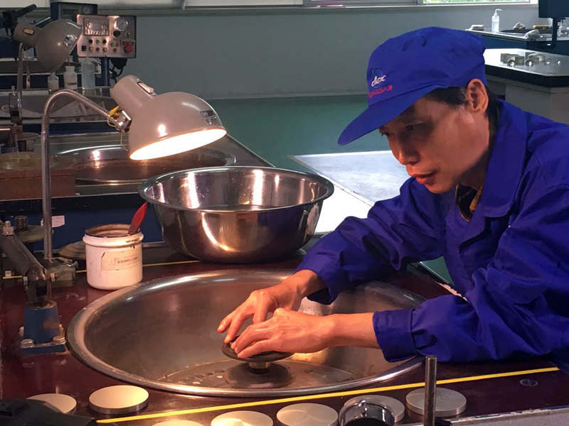 “國防工匠”王東江對工作精益求精(圖片由中國航天科工集團第三研究院第8358所提供) “國防工匠”王東江對工作精益求精(圖片由中國航天科工集團第三研究院第8358所提供)