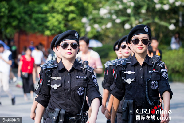 �DƬĬ�J���}