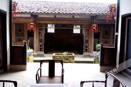 �����fľ���Ͼ��µĵ�