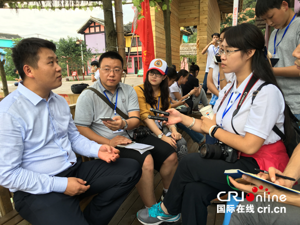 �DƬĬ�J���}