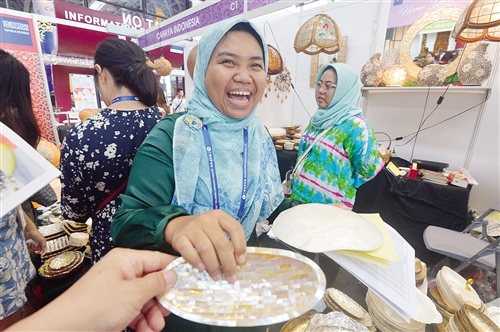 東盟各國特色展品亮相會展中心 “圈粉”南寧市民