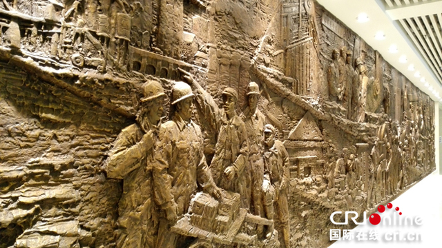 �DƬĬ�J���}