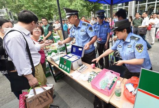 美媒稱中國城管壓力超乎想象:挨罵最多 美媒稱中國城管壓力超乎想象:挨罵最多