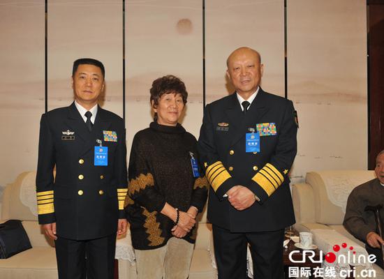 2016年12月8日,海軍在北京舉行中國收復(fù)西南沙群島70周年紀(jì)念活動。2016年12月8日,中國收復(fù)西南沙群島70周年紀(jì)念活動在北京舉行。活動開始前,中央軍委委員、海軍司令員吳勝利,海軍政委苗華看望了林華卿。李高健 攝