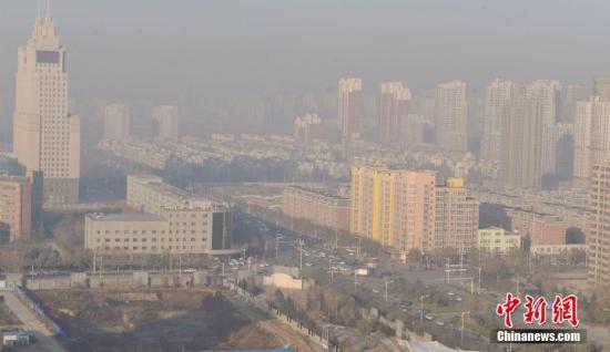 資料圖:2016年12月4日,河北省氣象臺在不同時段分別發(fā)布了大霧紅色預(yù)警信號和霾紅色預(yù)警信號。 中新社記者 翟羽佳 攝