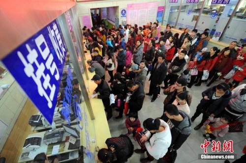 資料圖:排隊(duì)掛號的人群。 中新社發(fā) 韋亮 攝