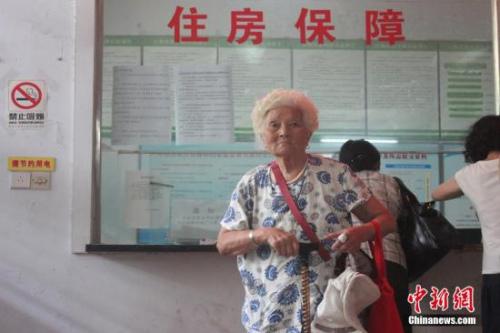 資料圖:鄭州市公共租賃住房向社會公開輪候供應(yīng),符合條件的市民滿懷期待。 馬義恒 攝