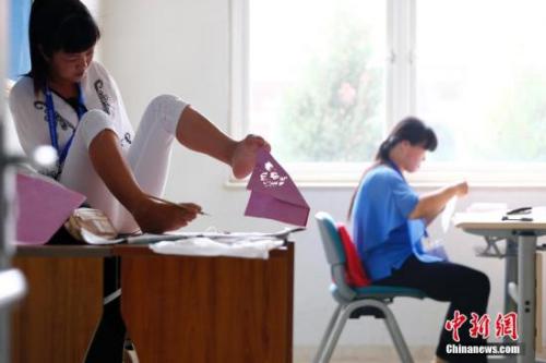 資料圖:圖為正在參加殘疾人職業(yè)技能競賽的選手。中新社發(fā) 富田 攝