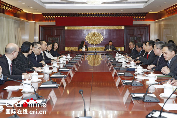 �DƬĬ�J���}