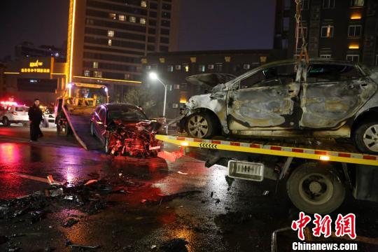 拖車正在清理現場的事故車輛。 德全 攝