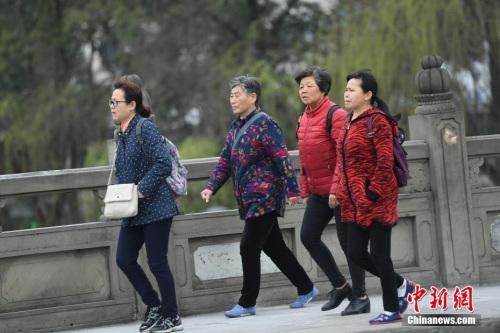 3月14日,四川成都街頭行人身著厚衣物出行。受北方冷空氣影響,四川盆地連日來(lái)氣溫持續(xù)走低,局部還出現(xiàn)了降雪天氣,民眾紛紛添加厚衣物御寒。 中新社記者 張浪 攝