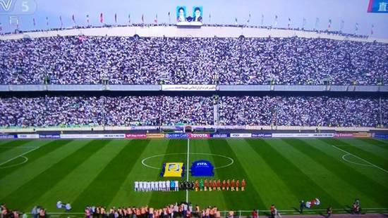 看看阿扎迪球場這陣勢,密集恐懼癥患者會嚇哭吧……