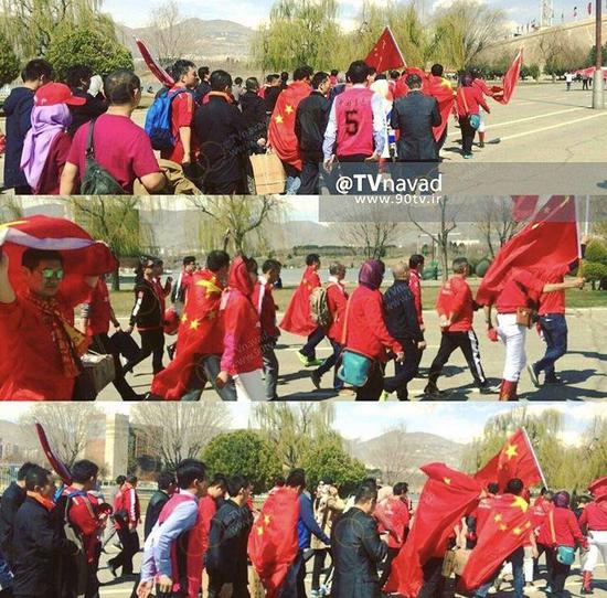 (本場比賽中國觀眾女性戴頭巾,衣著保守就被允許入場。)