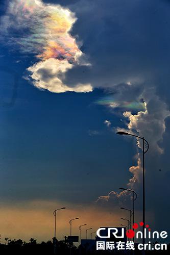 19日傍晚,海南文昌發射場上空突顯祥云,引得行人駐足拍攝。文昌,海南。 攝影 李晉