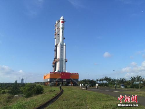 4月17日7時30分,承載著長征七號遙二運(yùn)載火箭與天舟一號貨運(yùn)飛船組合體的活動發(fā)射平臺,垂直轉(zhuǎn)運(yùn)至發(fā)射區(qū),標(biāo)志著“天舟一號”飛行任務(wù)正式進(jìn)入發(fā)射階段。閆寧 攝