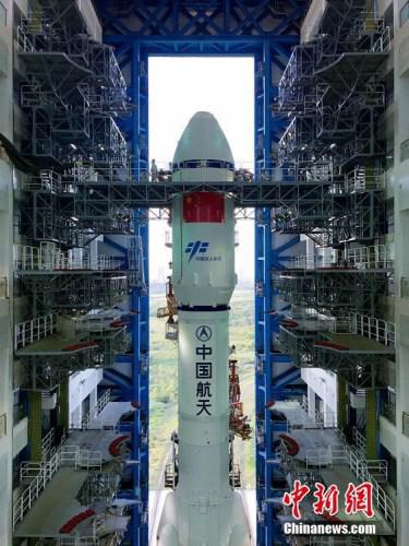 垂直轉(zhuǎn)運(yùn)的順利完成,標(biāo)志著“天舟一號”飛行任務(wù)正式進(jìn)入發(fā)射階段。張文軍 攝