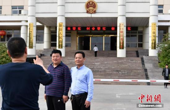 河北雄縣人民政府門口,市民拍照留念。 中新社記者 翟羽佳 攝