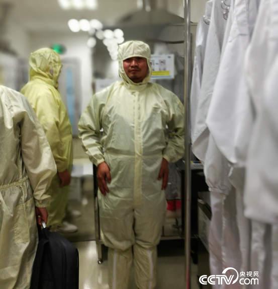 記者“全副武裝”才能進入無塵車間。(央視網 記者 何川攝)