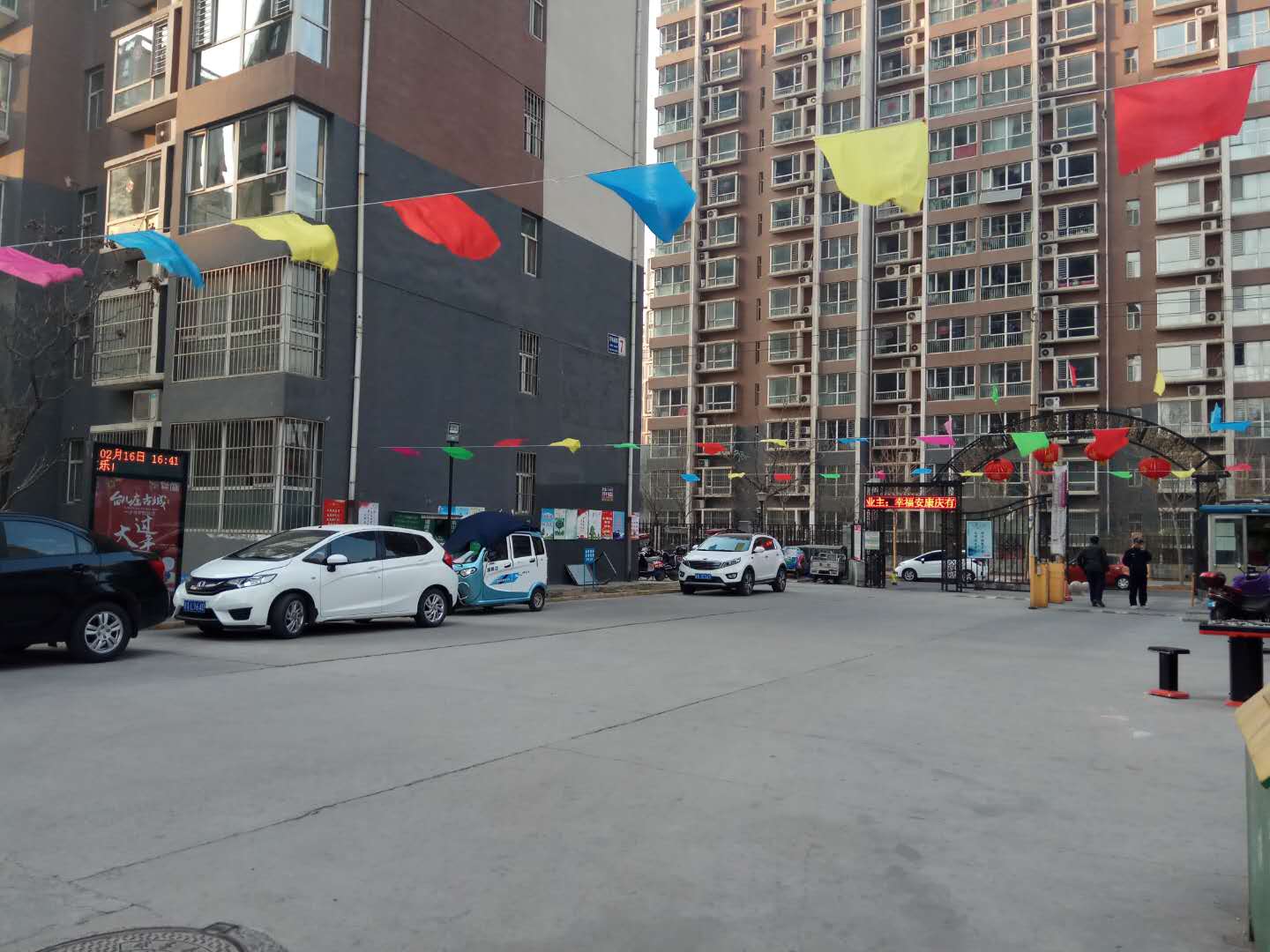 郭亮和同事在小區(qū)內(nèi)巡邏 郭亮和同事在小區(qū)內(nèi)巡邏