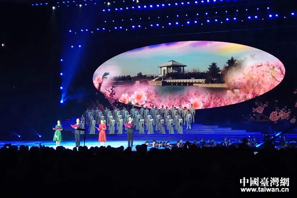 舞臺上四位朗誦者朗誦《桃花垠的思念》 舞臺上四位朗誦者朗誦《桃花垠的思念》