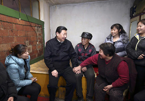 2014��1��26�գ�����ƽ����ӛ���M�֘I���y������ؔ�ң�ͬ�Ϲ�һ���˴�ϥՄ�ġ�(�DƬ��Դ�����A�W)