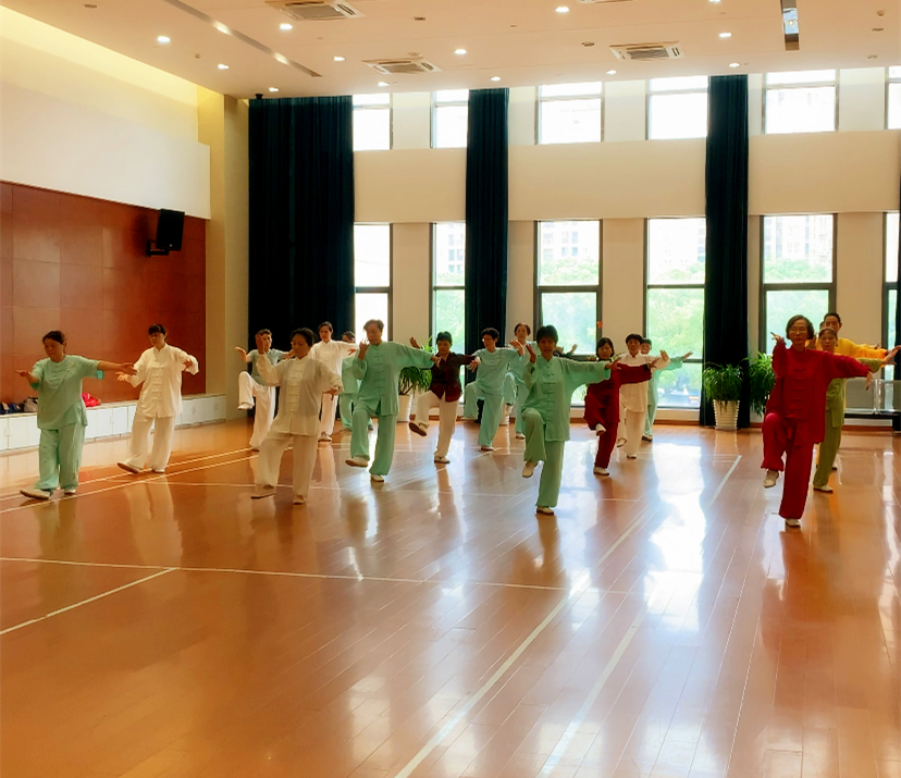 人們?cè)谔K州市工業(yè)園區(qū)景城鄰里中心打太極拳。(央視網(wǎng) 鄭芳 攝)