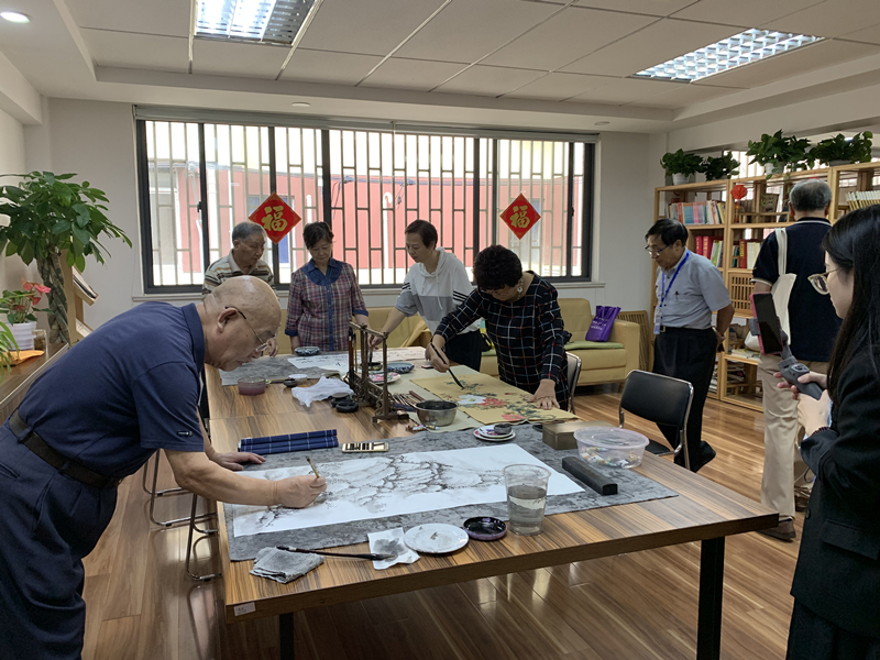 人們?cè)谏虾J袟钇謪^(qū)遼源西路的睦鄰中心揮毫潑墨。(央視網(wǎng) 鄭芳 攝)