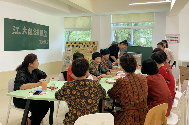 紹興市諸暨市江新社區(qū)為社區(qū)居民開辦了“江大姐公益課堂”,居民在這里學(xué)到烘焙、編織等手藝。(央視網(wǎng) 鄭芳 攝)
