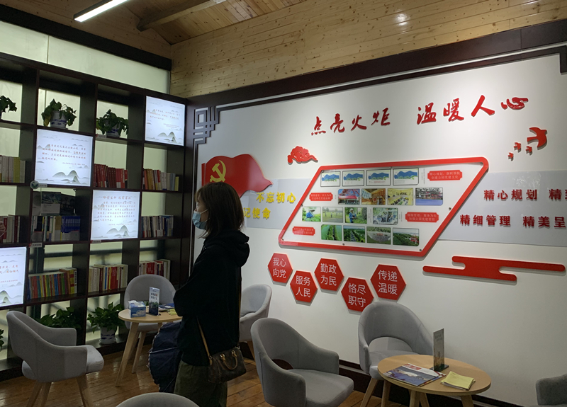 南昌市高新區(qū)艾溪湖森林濕地公園里開設(shè)的“紅色驛站”,成了黨和政府聯(lián)系群眾、服務(wù)群眾的窗口。(央視網(wǎng) 鄭芳 攝)