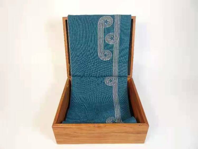 �⽻��ǰ��ح���@����߅���h�ϣ��@�l�{ɫ�����й���