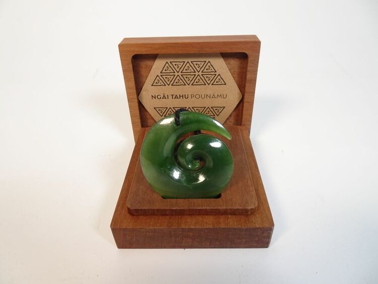 �⽻��ǰ��ح���@����߅���h�ϣ��@�l�{ɫ�����й���