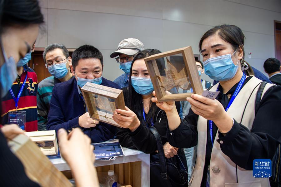 (����(x��)��ƽ�r(sh��)���Ї�(gu��)��ɫ���(hu��)���x˼��ָ���¡����r(sh��)����������ƪ�¡���(x��)��ƽ����(sh��)ӛ�P(gu��n)���¡��D�Ļ���(d��ng))(5)���촺�L(f��ng)�š��������ط���(j��ng)��(j��)�l(f��)չ����ِ�����^(gu��n)��