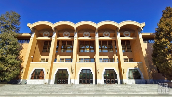 △當(dāng)天的開班式在黨校禮堂舉行。(總臺(tái)央視記者郭鴻拍攝)