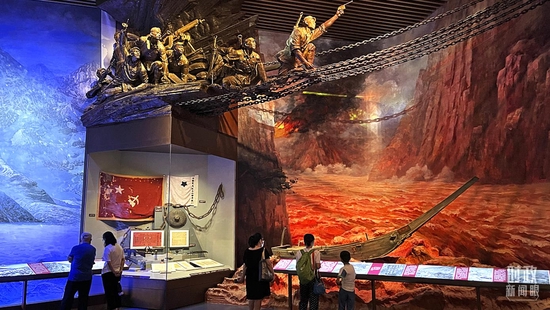 △中國共產(chǎn)黨歷史展覽館,“飛奪瀘定橋”場(chǎng)景再現(xiàn)。(圖/視覺中國)