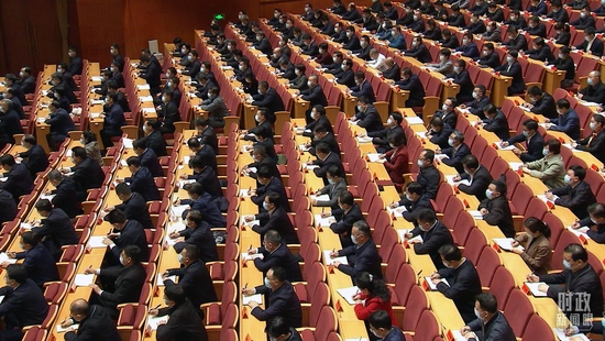 △開班式現(xiàn)場(chǎng)的年輕干部。(總臺(tái)央視記者范一鳴拍攝)