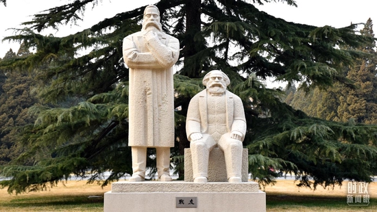 △中央黨校,雕塑《戰(zhàn)友》。(資料圖)