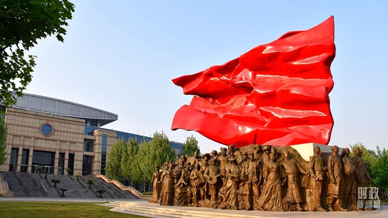 △中央黨校,組雕《旗幟》。(資料圖)