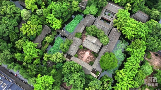 △俯瞰三蘇祠。(總臺記者齊濤拍攝)