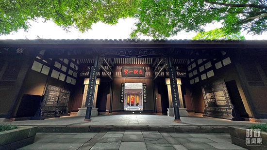 △前廳懸掛對聯(lián)“一門父子三詞客,千古文章四大家”,是由四川同鄉(xiāng)、清代名臣張鵬翮撰題。(總臺央視記者楊新禹拍攝)