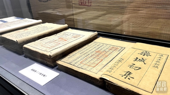 △三蘇祠內(nèi)的展陳品。(總臺央廣記者潘毅拍攝)