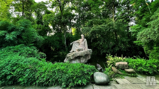 △三蘇祠內(nèi)的蘇東坡雕塑。(總臺央視記者楊新禹拍攝)